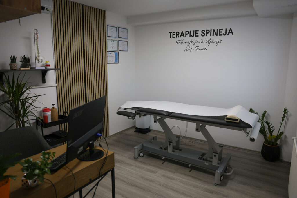 Notranjost sodobno opremljene terapevtske sobe v centru Spineja