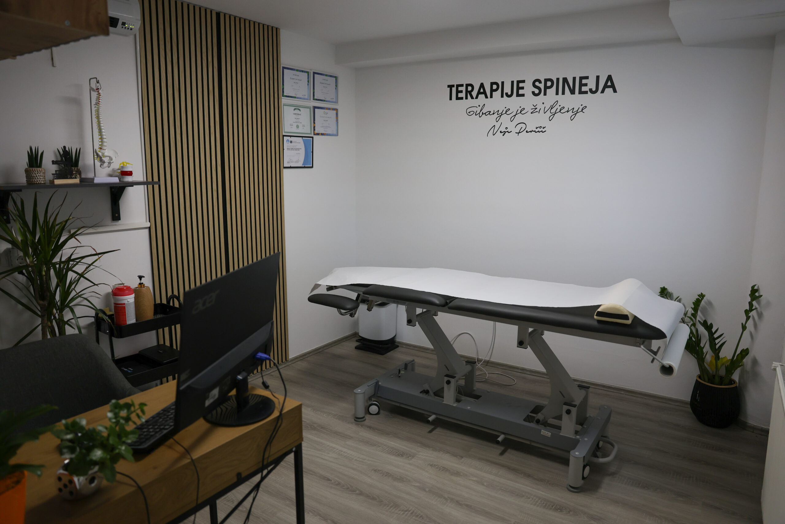 Notranjost sodobno opremljene terapevtske sobe v centru Spineja